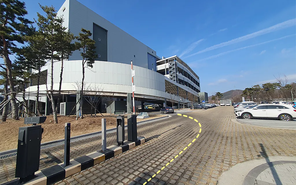 출입구에서 지하 주차장 가는 길